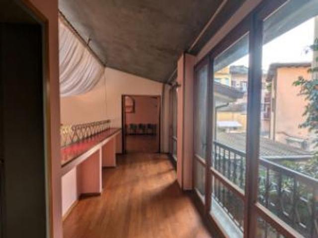 Appartamento di 490 m con 5 locali in vendita a Alzano Lombardo