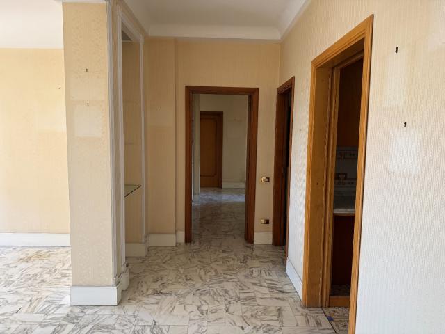Appartamento di 5 vani con posto auto via D.Fontana
