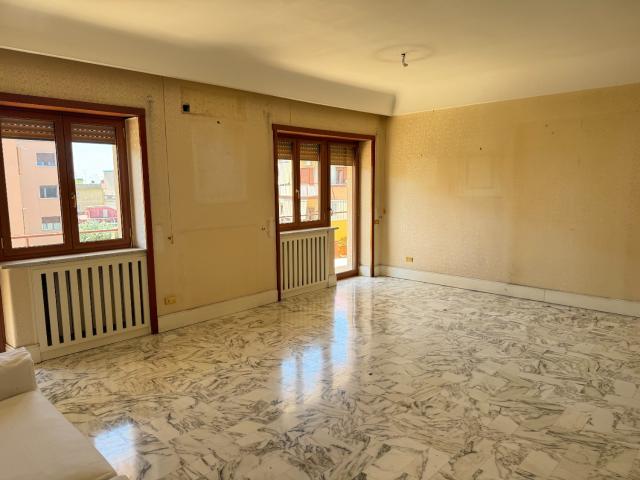 Appartamento di 5 vani con posto auto via D.Fontana