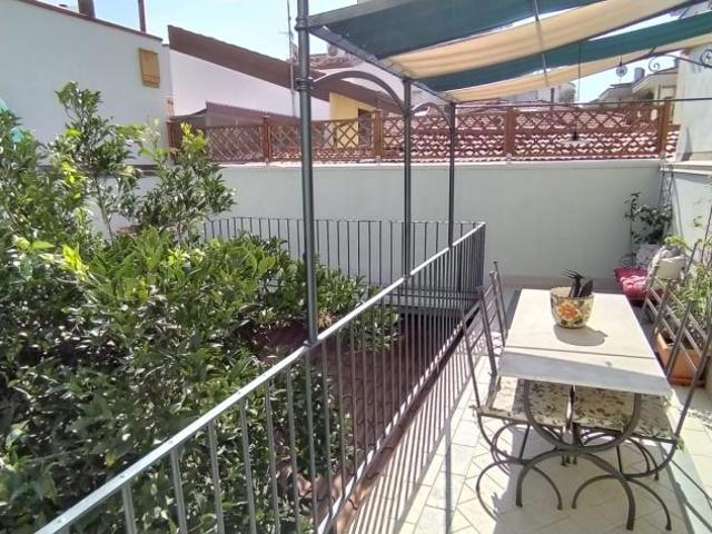 APPARTAMENTO di 5 vani e di 105 mq VIAREGGIO rif. VG191