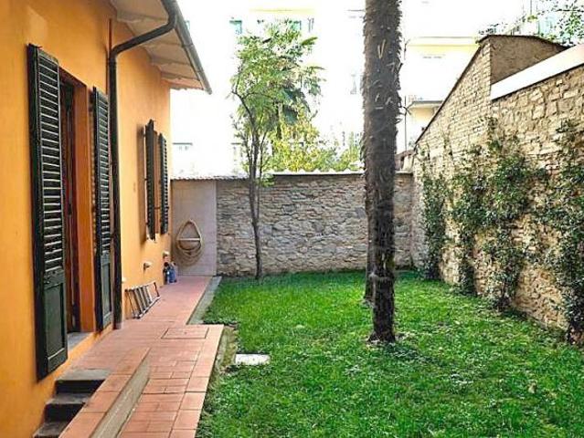 APPARTAMENTO di 5 vani e di 130 mq FIRENZE rif. 57S