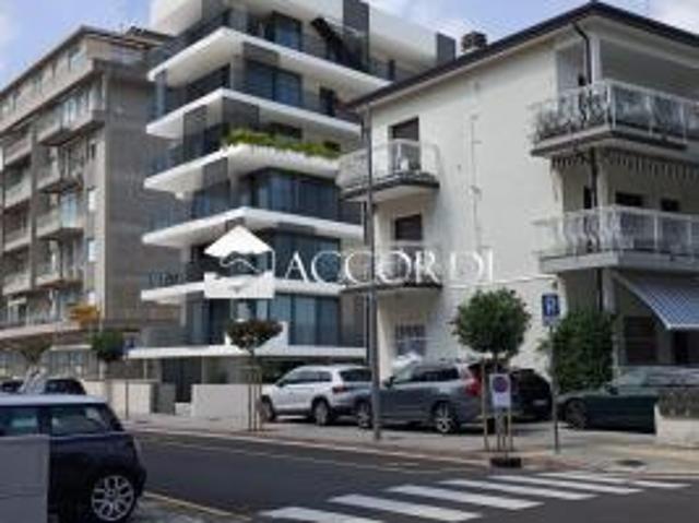 APPARTAMENTO di 5 vani e di 133 mq JESOLO rif. FC62