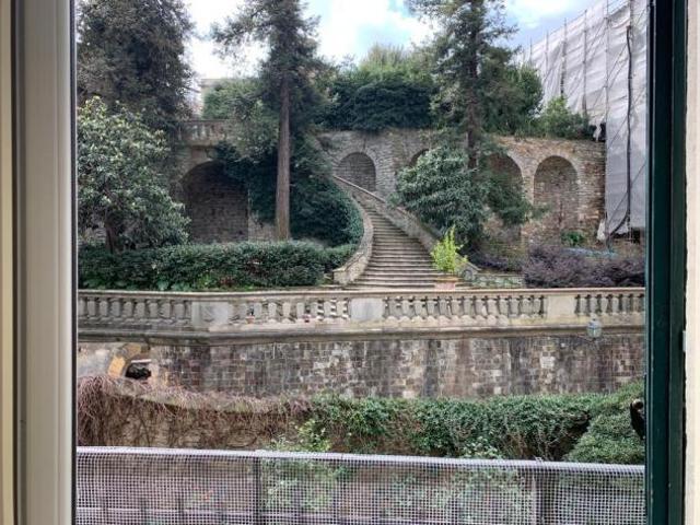 APPARTAMENTO di 6 vani e di 190 mq FIRENZE rif. L20/696