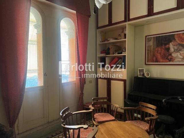 APPARTAMENTO di 6 vani e di 220 mq GROSSETO rif. 03703