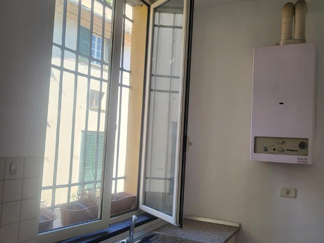 APPARTAMENTO di 6 vani e di 80 mq GENOVA CENTRO rif. 0931