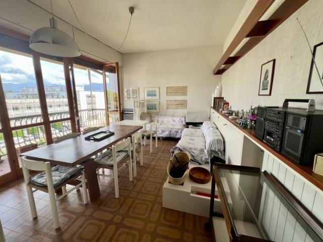 APPARTAMENTO di 6 vani e di 90 mq CAMAIORE rif. 740