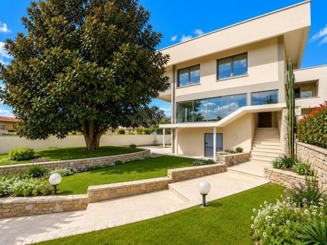 APPARTAMENTO di 9 vani e di 270 mq PIETRASANTA Pietrasanta adiacenze centro rif. 300