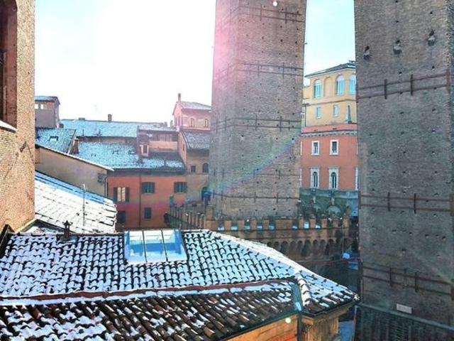 Appartamento di lusso di 130 m² in vendita Piazza di Porta Ravegnana, Bologna, Emilia Romagna