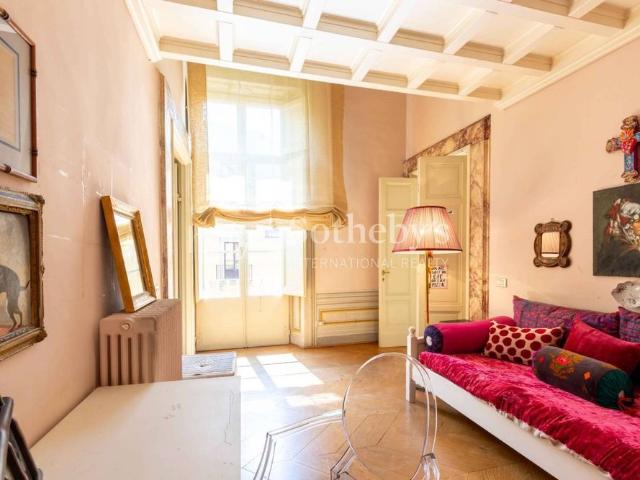 Appartamento di prestigio con salone affrescato