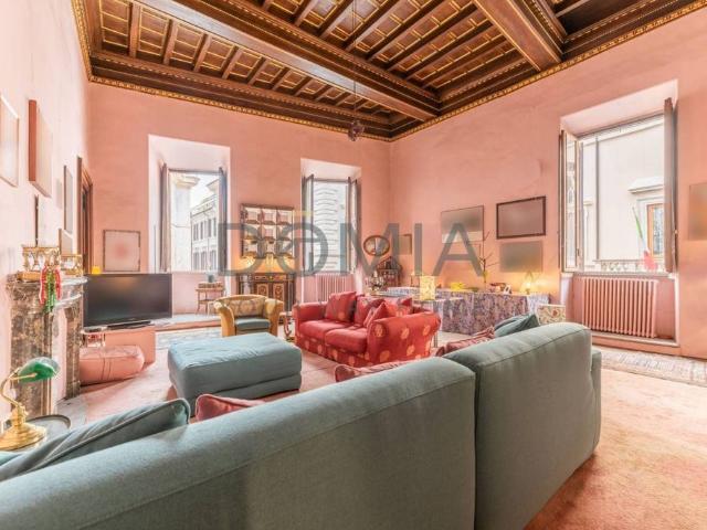 Appartamento di prestigio di 277 m² in vendita Piazza di Campitelli, 1, Roma, Lazio