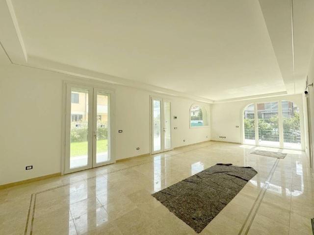 Appartamento di prestigio di 210 m² in vendita Via Udine, 4, Viareggio, Toscana