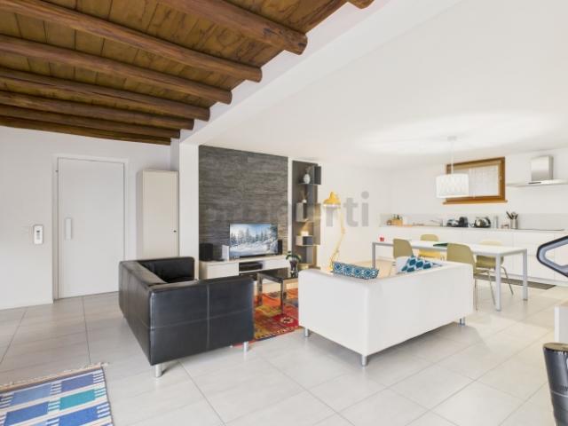 Appartamento elegante di 3.5 locali con balcone completamente ristrutturato in corte a Stabio