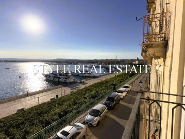 Appartamento fronte mare in vendita vicino Piazza Duomo Ortigia