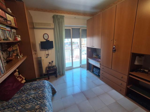 Appartamento in Affitto – Zona Leonardo da Vinci / Via DogaliVia Sciara Sciat, PalermoLuminoso e interamente arredato, questo appartamento si trova al secondo piano senza ascensore di una tranquilla palazzina di soli tre piani. L'immobile gode di una do