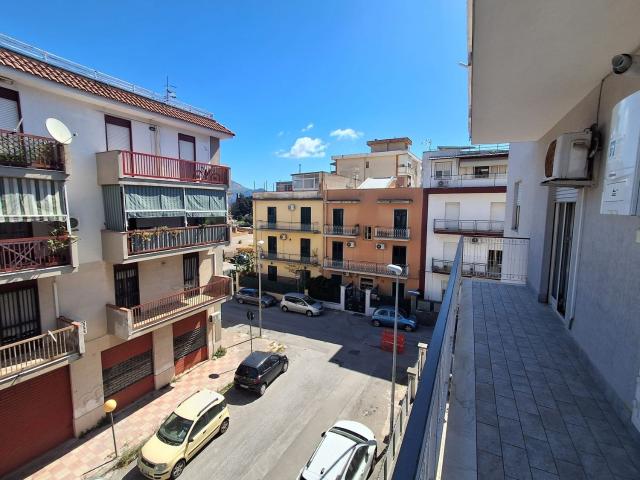 Appartamento in Affitto – Zona Leonardo da Vinci / Via DogaliVia Sciara Sciat, PalermoLuminoso e interamente arredato, questo appartamento si trova al secondo piano senza ascensore di una tranquilla palazzina di soli tre piani. L'immobile gode di una do
