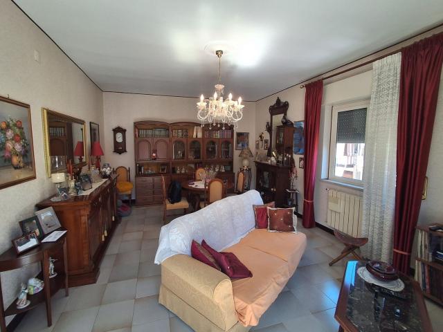 Appartamento in Affitto – Zona Leonardo da Vinci / Via DogaliVia Sciara Sciat, PalermoLuminoso e interamente arredato, questo appartamento si trova al secondo piano senza ascensore di una tranquilla palazzina di soli tre piani. L'immobile gode di una do