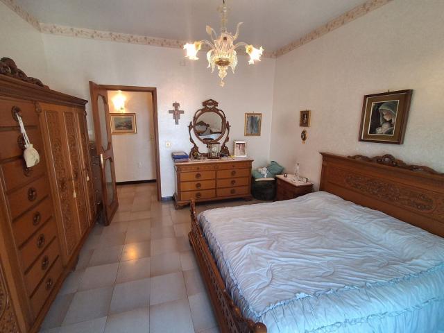 Appartamento in Affitto – Zona Leonardo da Vinci / Via DogaliVia Sciara Sciat, PalermoLuminoso e interamente arredato, questo appartamento si trova al secondo piano senza ascensore di una tranquilla palazzina di soli tre piani. L'immobile gode di una do