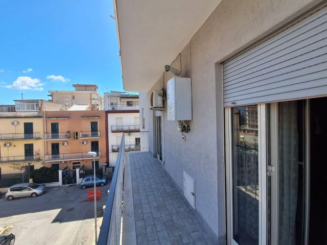 Appartamento in Affitto – Zona Leonardo da Vinci / Via DogaliAppartamento posto al secondo piano senza ascensore di una palazzina di soli tre piani. L'immobile gode di una doppia esposizione grazie agli ampi balconi che garantiscono un'ottima luminosità