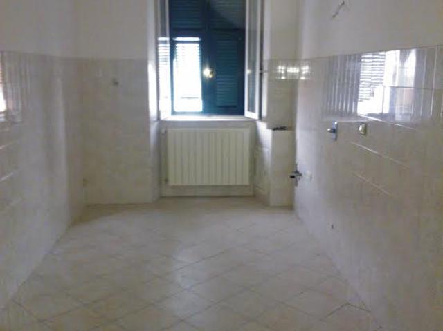 APPARTAMENTO in AFFITTO a MASSA CENTRO di 4 vani