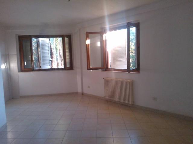 APPARTAMENTO in AFFITTO a MASSA CENTRO di 3 vani