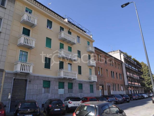 Appartamento in affitto a Milano via Caccialepori, 25, arredato, doppia esposizione, cantina TrovaCasa