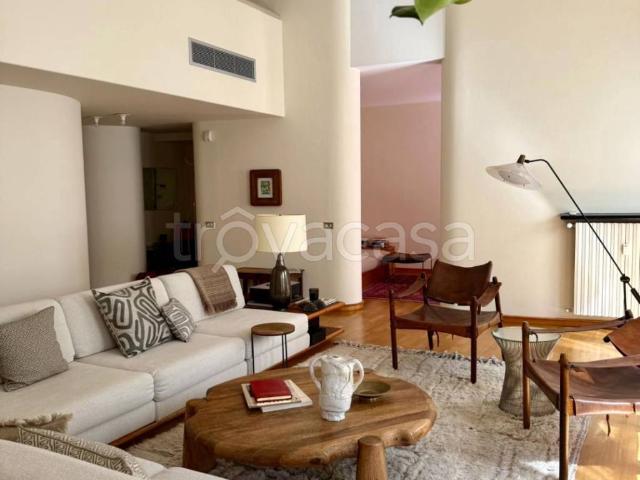Appartamento in affitto a Milano via Cappuccio, arredato, doppia esposizione, ultimo piano TrovaCasa