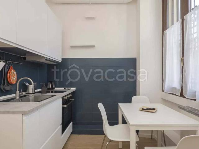 Appartamento in affitto a Milano via Accademia,53, arredato, lavatrice, cucina a vista TrovaCasa