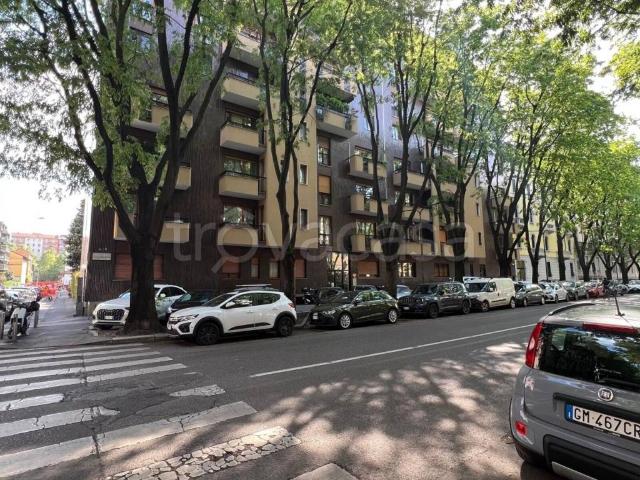 Appartamento in affitto a Milano via Bellezza, 11, centrale, vicinanze negozi, balcone TrovaCasa