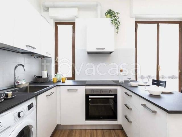 Appartamento in affitto a Milano via Broni, Vigentino Fatima
