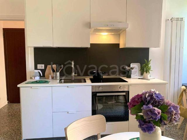 Appartamento in affitto a Milano via Giacinto Bruzzesi, arredato, studio TrovaCasa