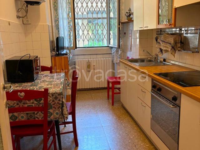 Appartamento in affitto a Milano via Gianicolo, 20, arredato, vicinanze negozi, giardino condominiale TrovaCasa