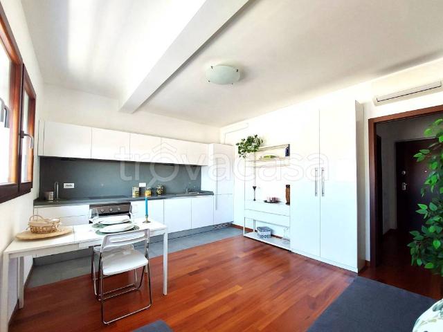 Appartamento in affitto a Milano via Emilio Treves, 3, arredato, a reddito, cucina a vista TrovaCasa
