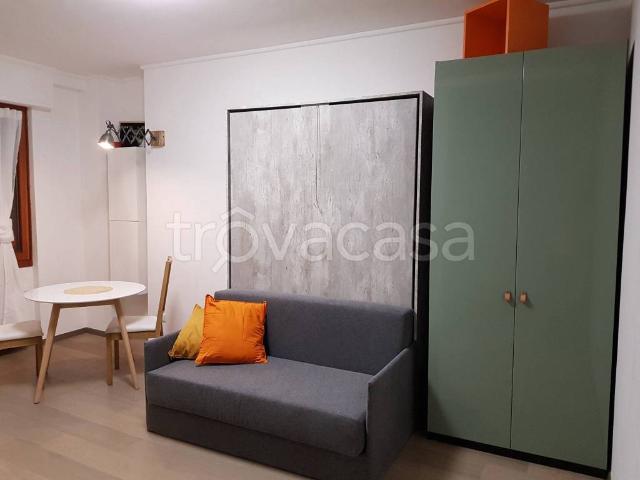 Appartamento in affitto a Milano via Ebro, 9, arredato, lavatrice, balcone TrovaCasa