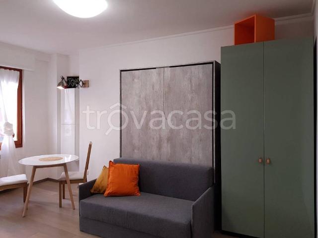 Appartamento in affitto a Milano via Ebro, 9