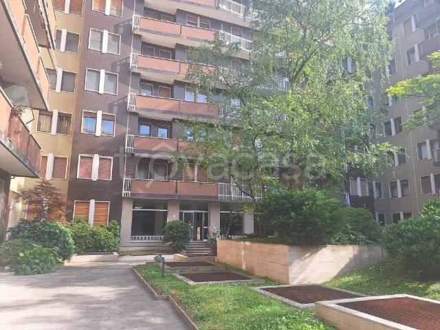 Appartamento in affitto a Milano via Egadi, 5, luminoso, cucina abitabile, ripostiglio TrovaCasa