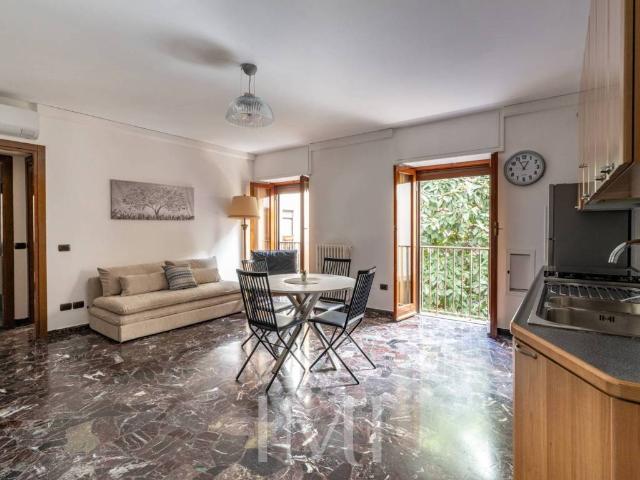 Appartamento in affitto a Milano via Lazzaro Palazzi, 5, arredato, servizio di portineria, cucina a vista TrovaCasa