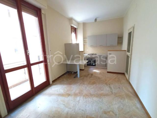 Appartamento in affitto a Milano via Monferrato, non arredato/vuoto, doppia esposizione, giardino condominiale TrovaCasa