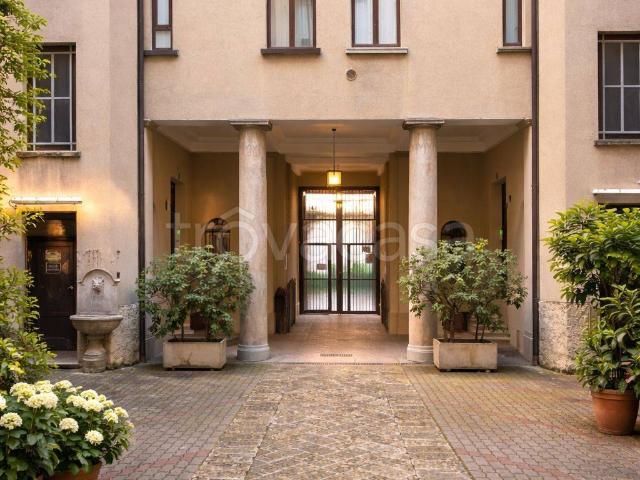 Appartamento in affitto a Milano via Monte Nevoso, 8, non arredato/vuoto, ristrutturato, cucina abitabile TrovaCasa