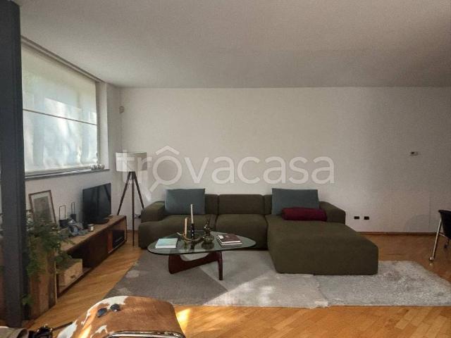 Appartamento in affitto a Milano via Morimondo, arredato, aria condizionata, giardino condominiale TrovaCasa