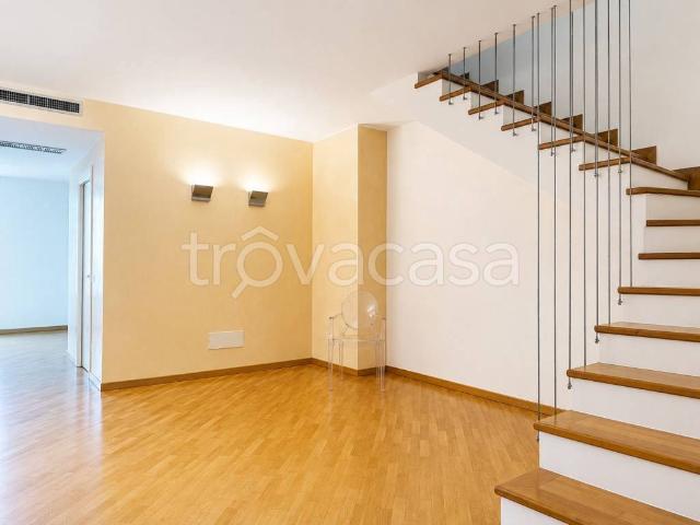 Appartamento in affitto a Milano via Madonnina, terrazzo, vista panoramica, parzialmente arredato TrovaCasa