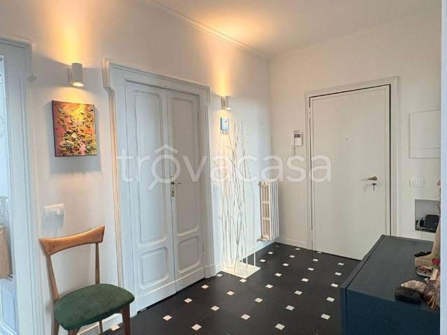 Appartamento in affitto a Milano via Solferino, parzialmente arredato, doppia esposizione, balcone TrovaCasa