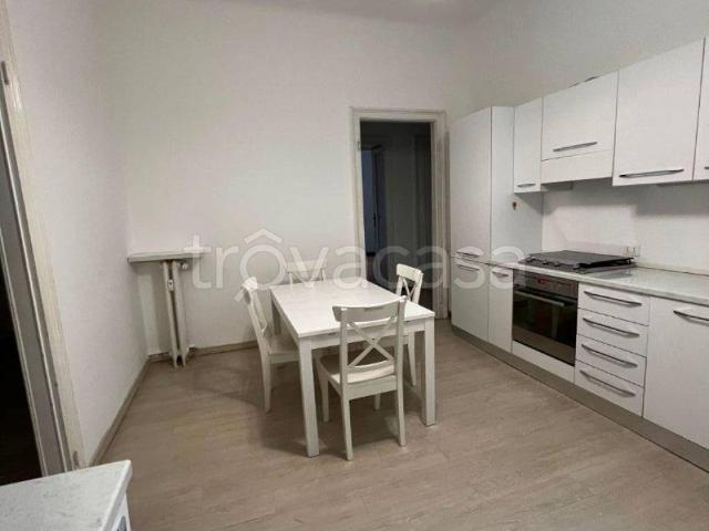 Appartamento in affitto a Milano via Polibio, 5, parzialmente arredato, doppia esposizione, porta blindata TrovaCasa