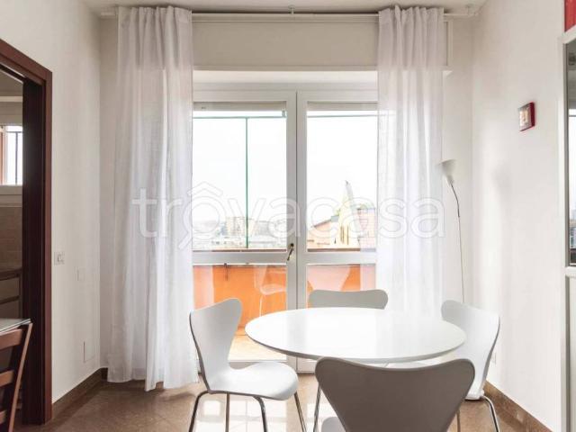 Appartamento in affitto a Milano via Paul Valery, Famagosta