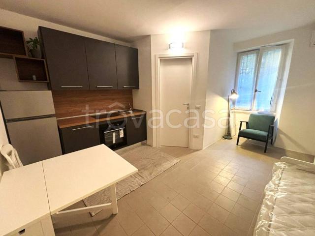 Appartamento in affitto a Milano via Pietro Custodi, 8, arredato, vicinanze negozi, cucina a vista TrovaCasa