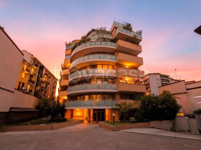 Appartamento in affitto a Milano via Pietro Pomponazzi, 3, arredato, giardino privato, vicinanze negozi TrovaCasa