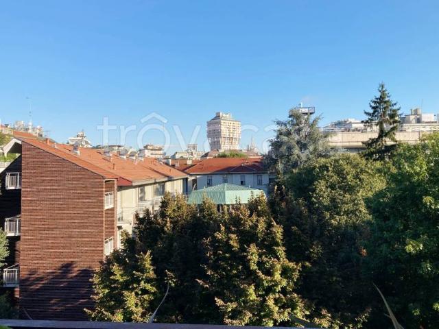Appartamento in affitto a Milano via Quadronno, box, terrazzo, contesto signorile TrovaCasa