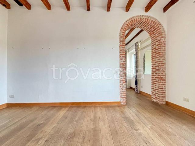 Appartamento in affitto a Milano via Tortona, non arredato/vuoto, travi a vista, doppia esposizione TrovaCasa