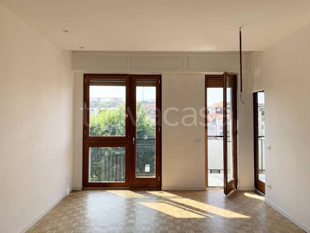 Appartamento in affitto a Milano via Valparaiso, parzialmente arredato, ascensore, doppia esposizione TrovaCasa