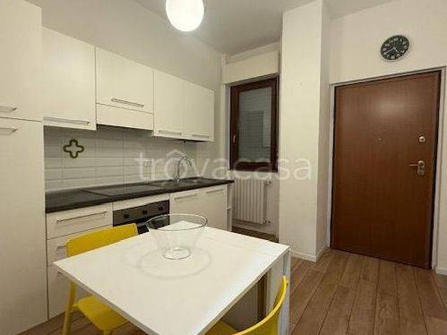 Appartamento in affitto a Milano viale Ortles 15, non arredato/vuoto, terrazzo, ascensore TrovaCasa