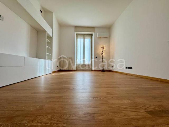 Appartamento in affitto a Milano viale Regina Margherita, 5, parzialmente arredato, centrale, balcone TrovaCasa
